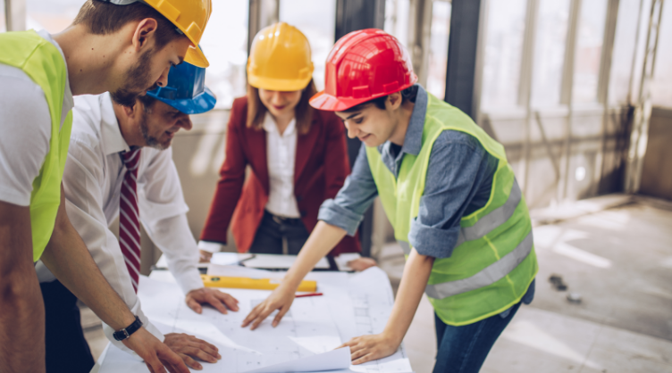 cantiere edile organizzato, con operai che seguono piani dettagliati di costruzione cantiere edile organizzato, con operai che seguono piani dettagliati di costruzione